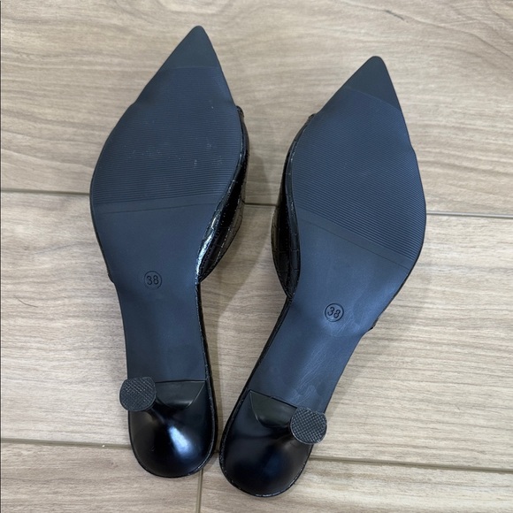Pointed Toe Black Croc-Patterned Heels - Picture 6 of 8